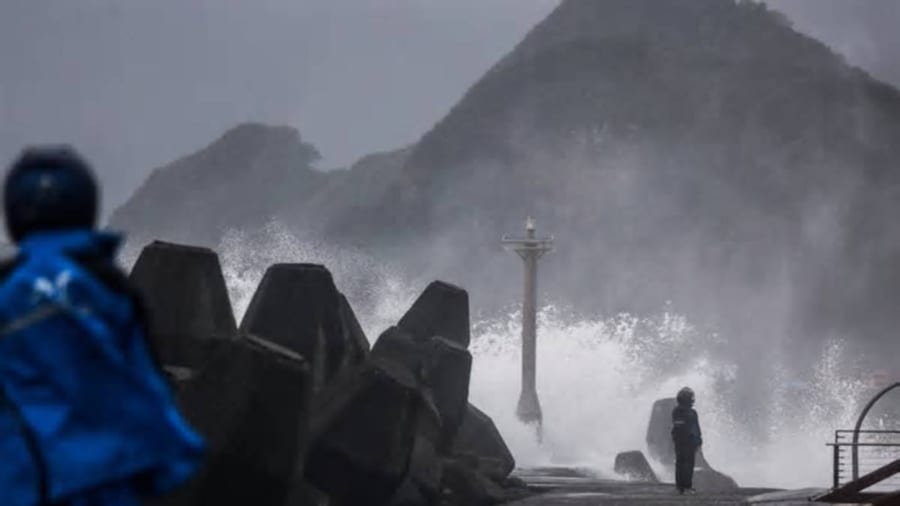 Typhoon CHAMPI Hits Taiwan, Injuring Two Malaysian Citizens