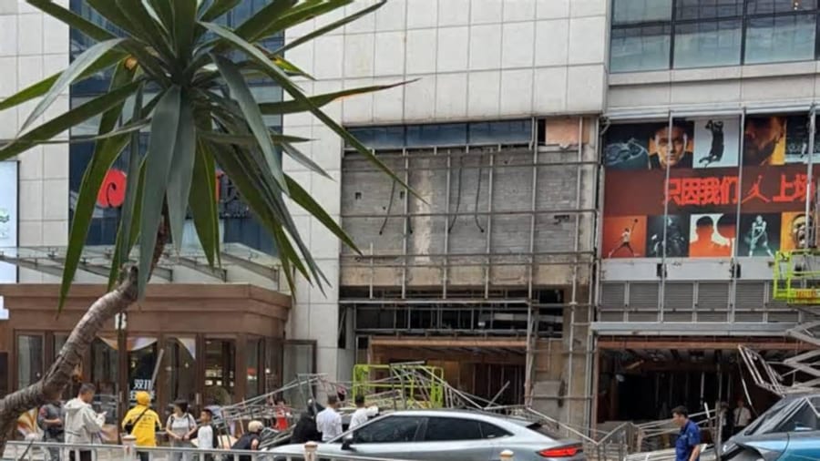 Typhoon Causes Scaffolding Collapse at Wenzhou Shopping Mall, Injuring One Person Who Has Since Been Discharged